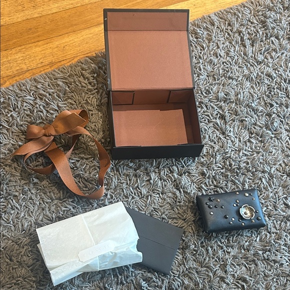 NWT Coach 1941 Turnlock Card Case Tea Rose Studs Black Glovetanned Leather - Picture 10 of 12